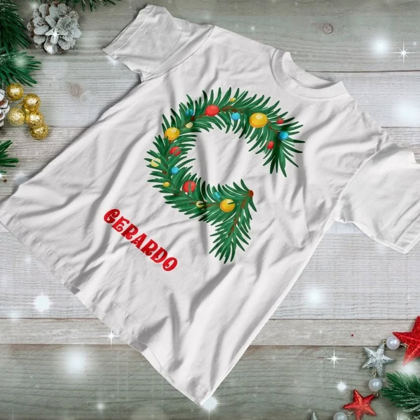 Una persona sonriente usando una polera (camiseta) de algodón personalizada con un logotipo o diseño estampado de forma visible en el pecho.