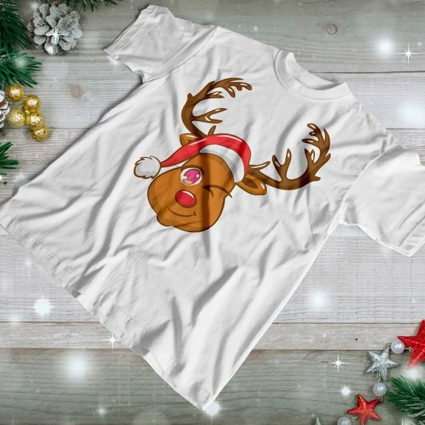 Una persona sonriente usando una polera (camiseta) de algodón personalizada con un logotipo o diseño estampado de forma visible en el pecho.