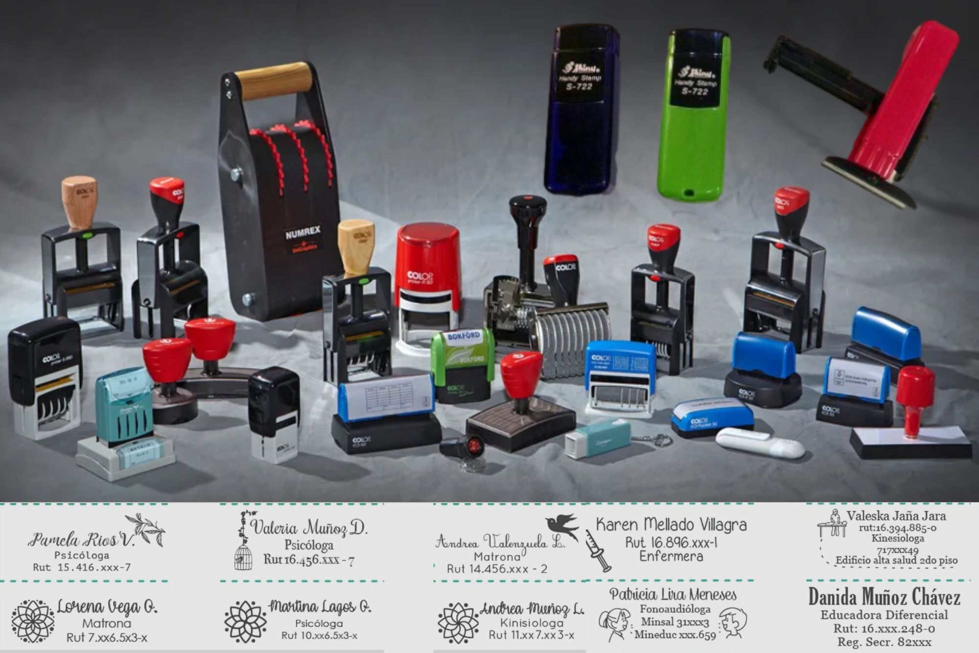 Surtido de diversos timbres de goma automáticos y manuales de colores y tamaños variados sobre una superficie oscura.